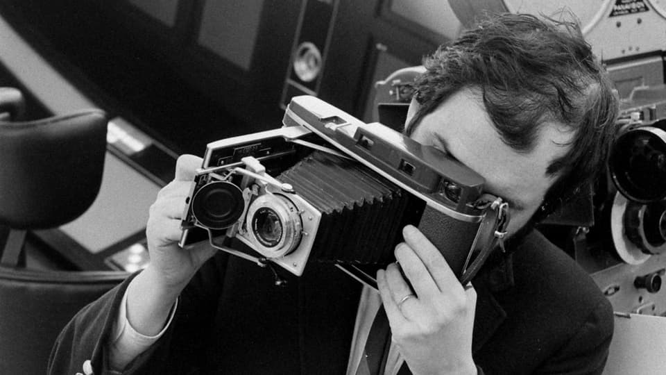 Stanley Kubrick schiesst ein Foto.