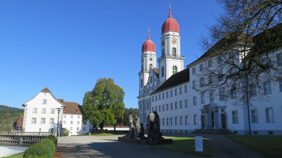 Das Barockgebäude des ehemaligen Klosters St. Urban mit seinen markanten Kirchtürmen.