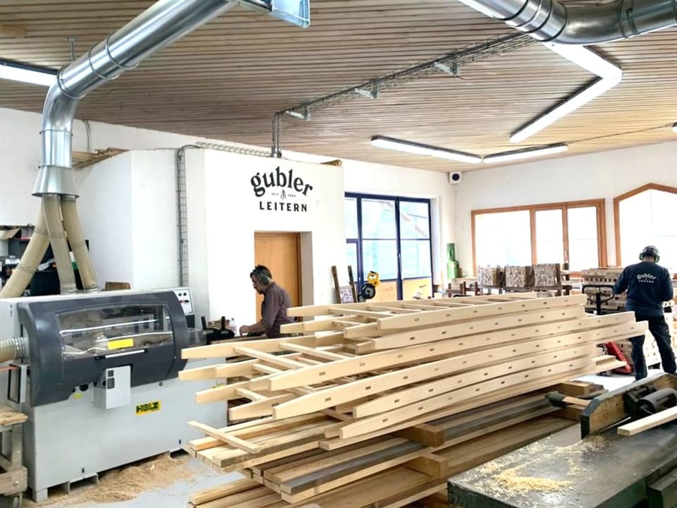 Gestapelte Holzleitern in der Produktionswerkstatt der Firma Gubler Leitern.