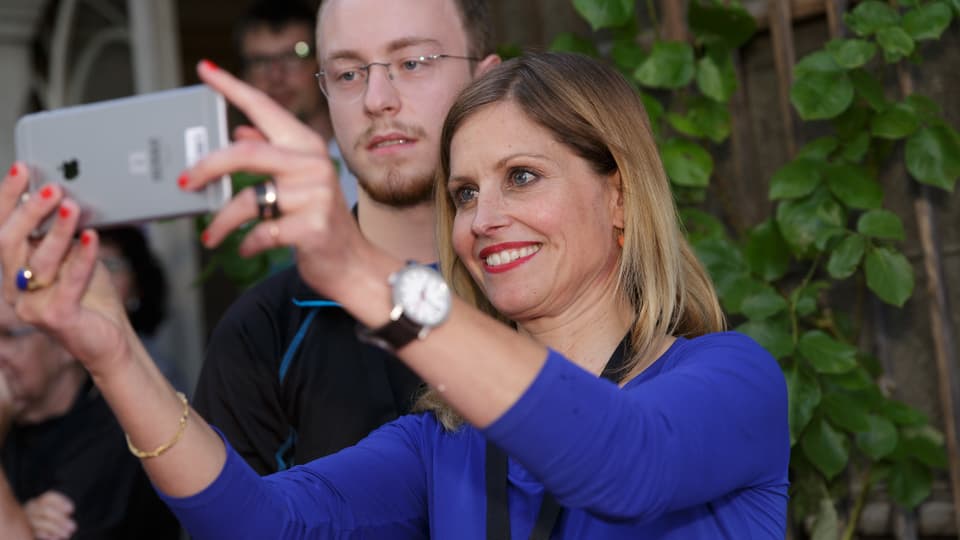 «Schweiz aktuell»-Moderatorin Sabine Dahinden macht mit einem Fan ein Selfie