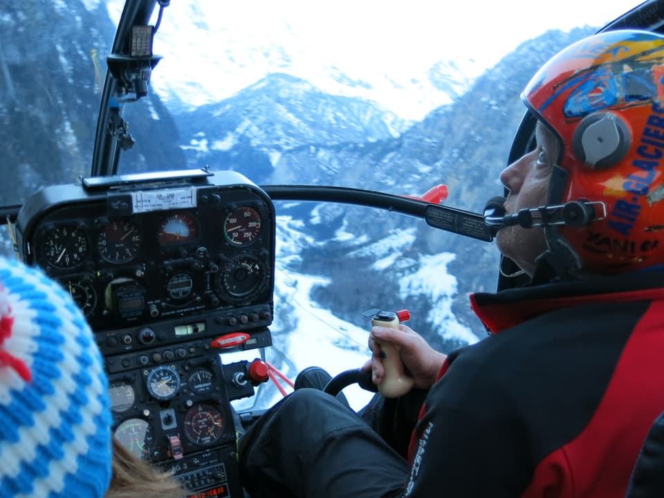 Blick über die Schulter des Heli-Piloten auf dem Flug aufs Lauberhorn.
