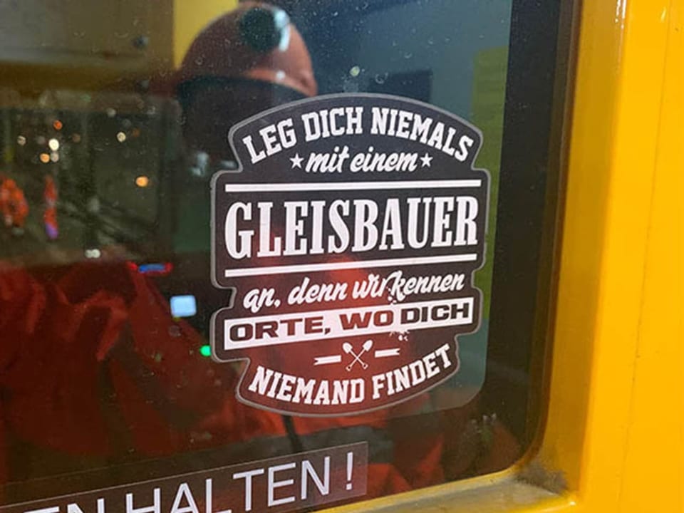 Spruch an Fensterscheibe: Leg dich niemals mit einem Gleisbauer an, denn wir kennen Orte, wo dich niemand findet.