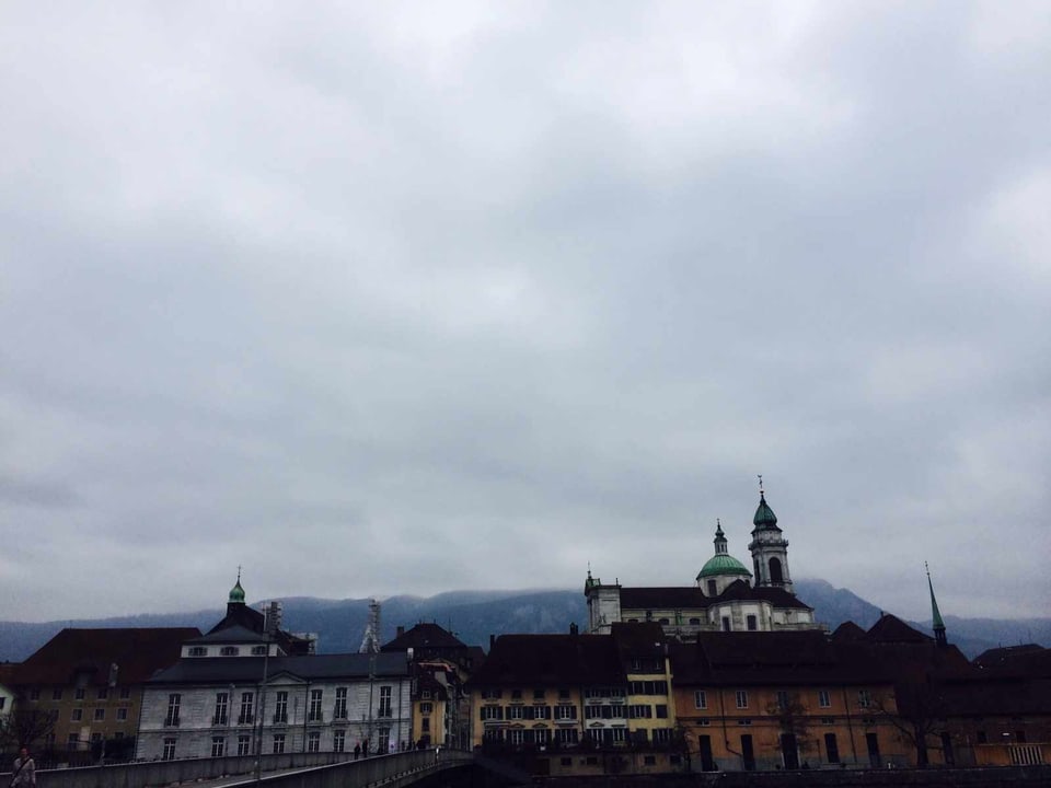 Die Stadt Solothurn umhüllt von Wolken.