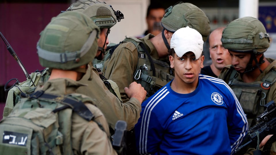 Ein junger Palästinenser wird während Protesten von der israelischen Armee festgenommen.