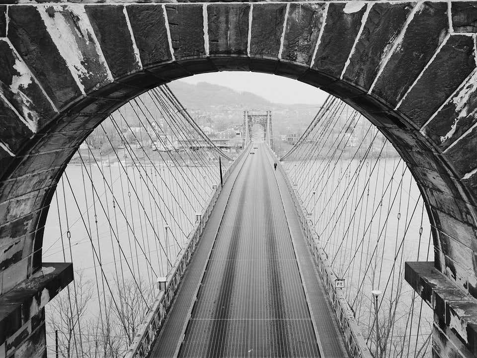 Eine Aufnahme der Wheeling Suspension Bridge in West Virginia in den USA aus einem der Brückenpfeiler.