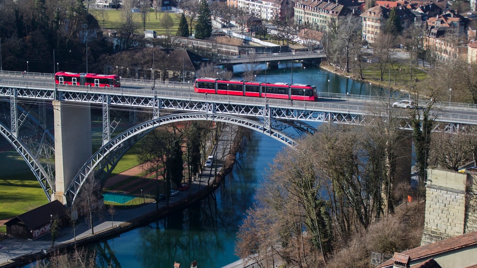 Ein Bus und ein Tram fahren übr die Berner Kirchenfeldbrücke.
