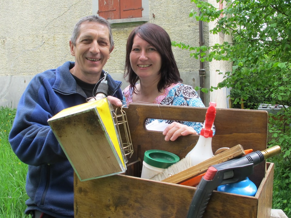 Nicole und René von Arb mit ihrem Werkzeug für die Imkerei.