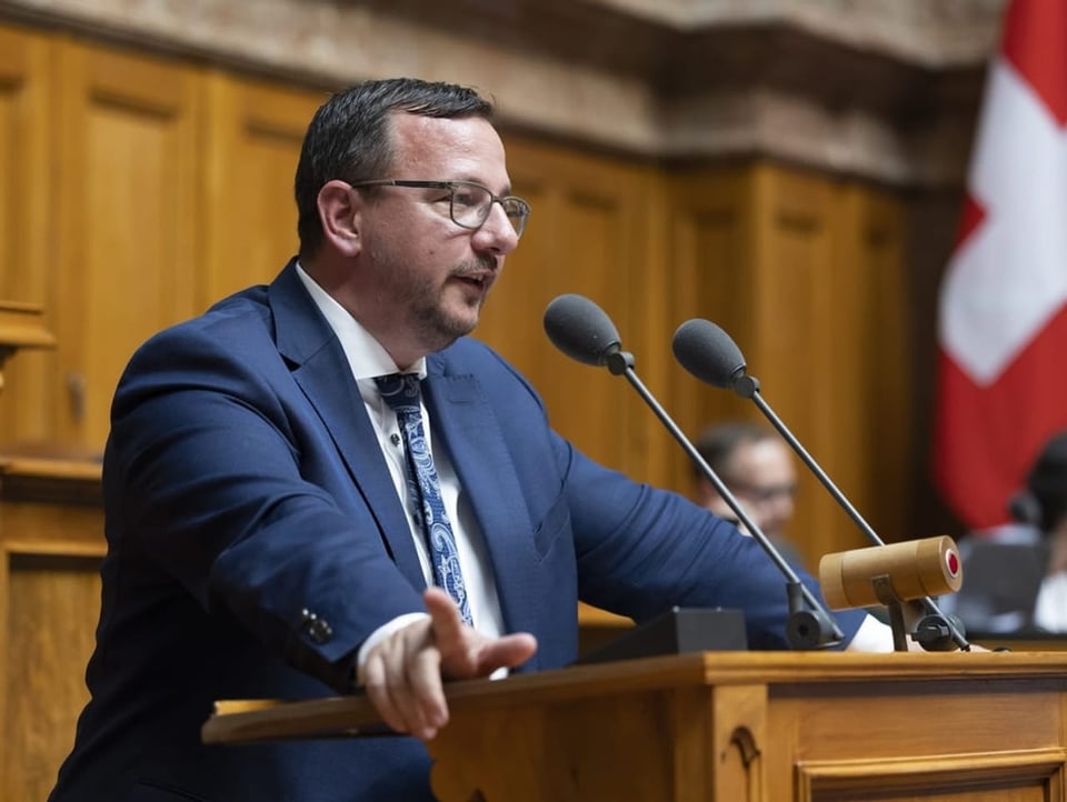 Philipp Bregy spricht während einer Debatte in der Sondersession der Eidgenössischen Räte im Mai 2023.