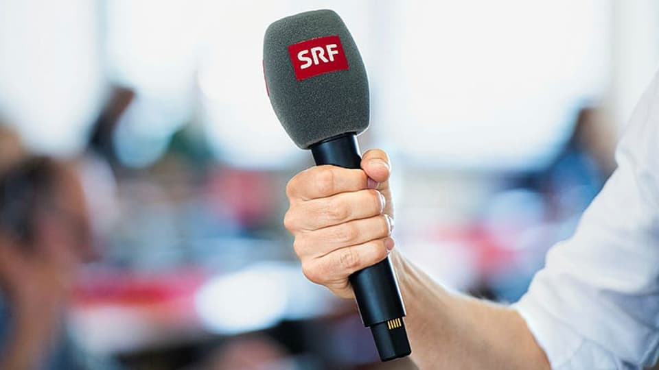 Ein SRF Mikrofon wird von einer Hand gehalten