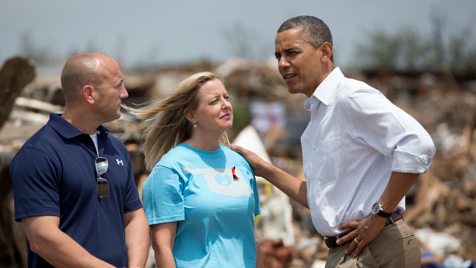 Obama im Gespräch mit einem Mann und einer Frau.