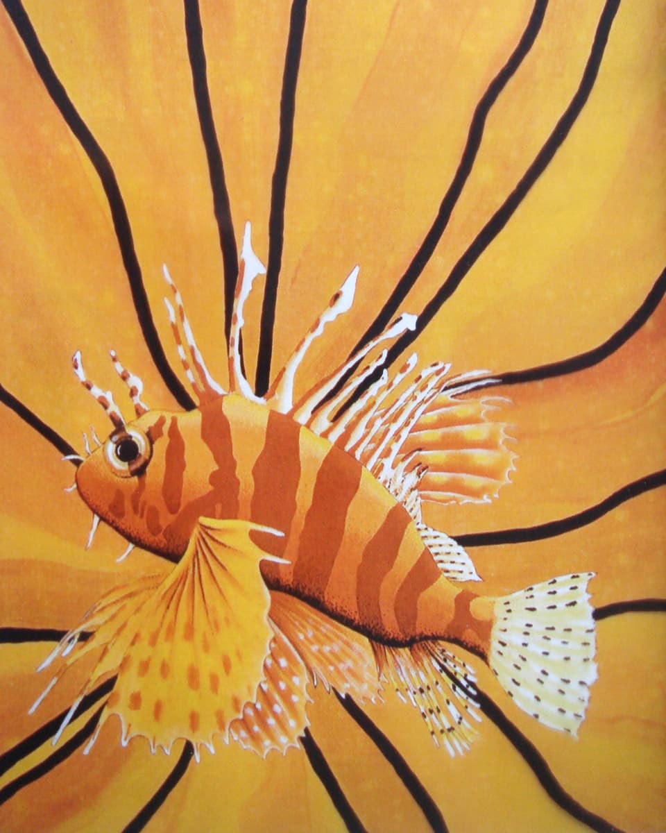 Ein Bild mit einem farbigen, gestreiften Fisch.