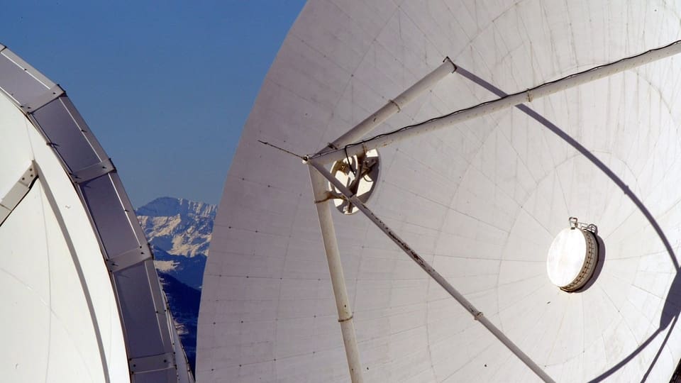 Zwei Satellitenschüsseln in der Schweiz.
