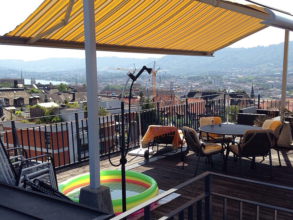 Dachbalkon mit Blick über die Stadt Zürich.