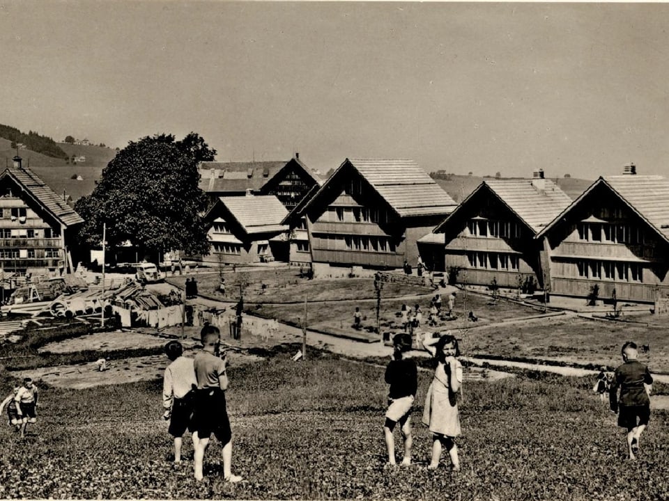 1947 im Kinderdorf Pestalozzi stehen bereits einige Häuser.