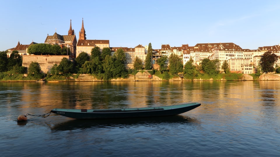 Der morgendliche Rhein bei Basel mit Fähre.