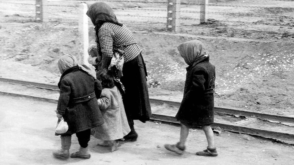 Ungarische Familie auf dem Weg in Konzentrationslager Auschwitz.