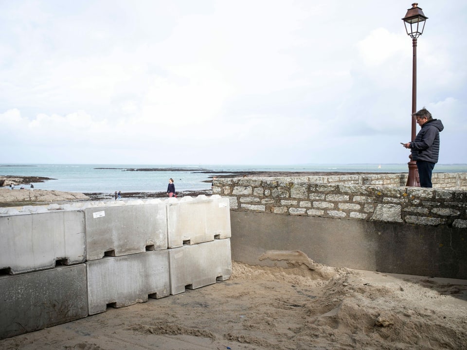 Eine mobile Mauer wurde an der Küste Frankreichs errichtet mit schweren, ca 1x0.5x0.25 Meter grossen Betonblöcken.