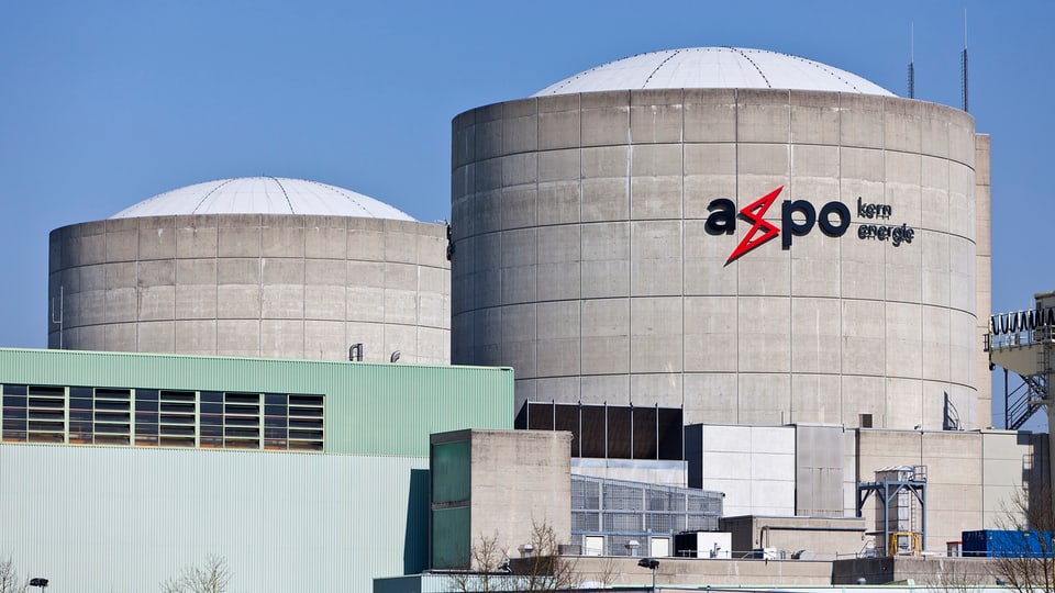 Reaktor I und II des Atomkraftwerks mit Aufschrigt Axpo. 