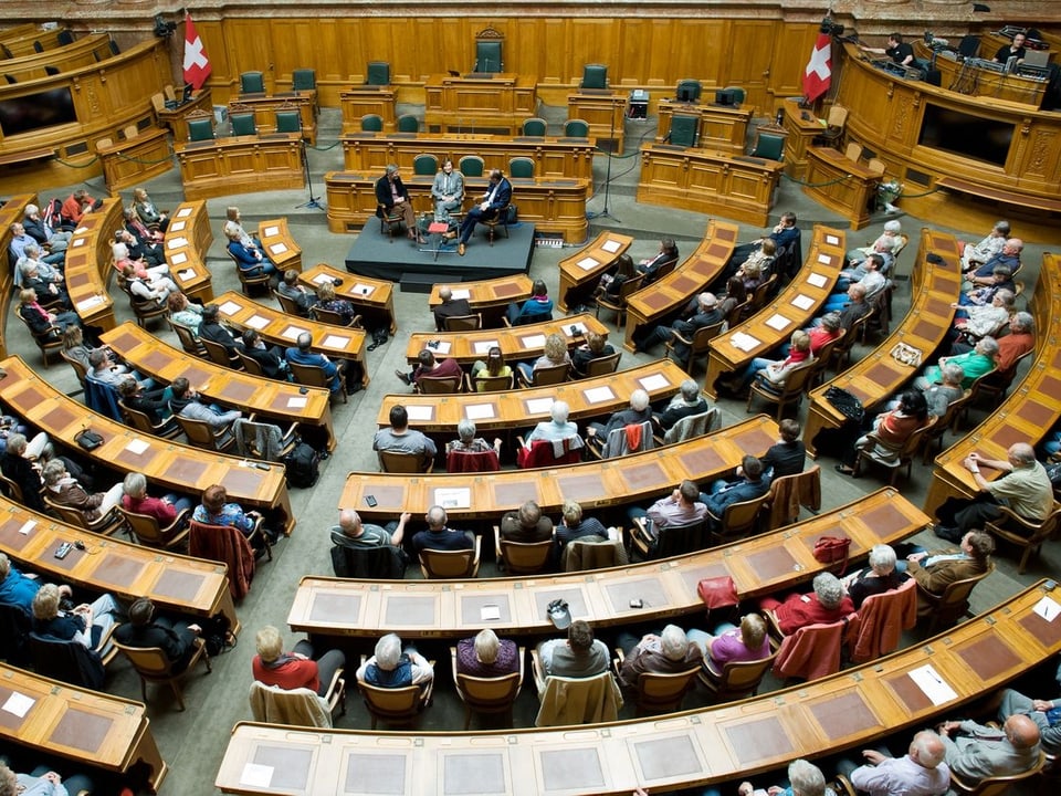 Voller Nationalratssaal: Wo sonst die Nationalräte sitzen, sind am Pfingstsonntag die Hörerinnen und Hörer von Radio SRF 1.