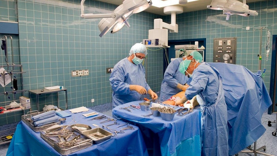 Ärzte im Operationssaal am Operieren.