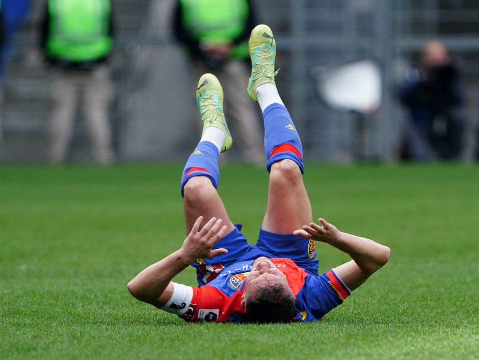 Ein Basel-Spieler liegt am Boden.