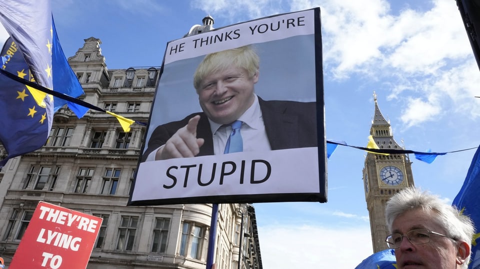 Ein Plakat mit Boris Johnson drauf und der Aufschrift: «Er hält dich für dumm»