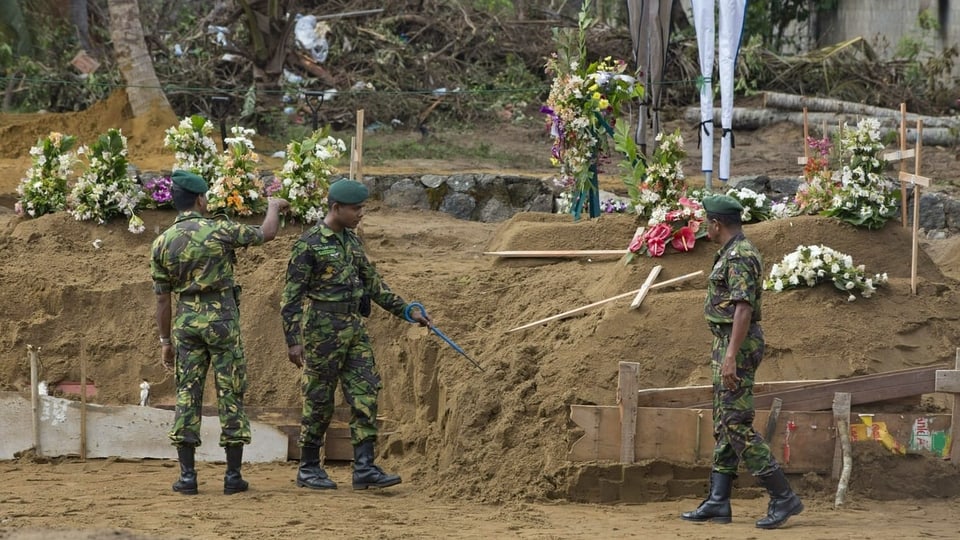 Vor einem geplanten Massenbegräbnis in Negombo suchen Soldaten die Gegend nach Sprengstoff ab.