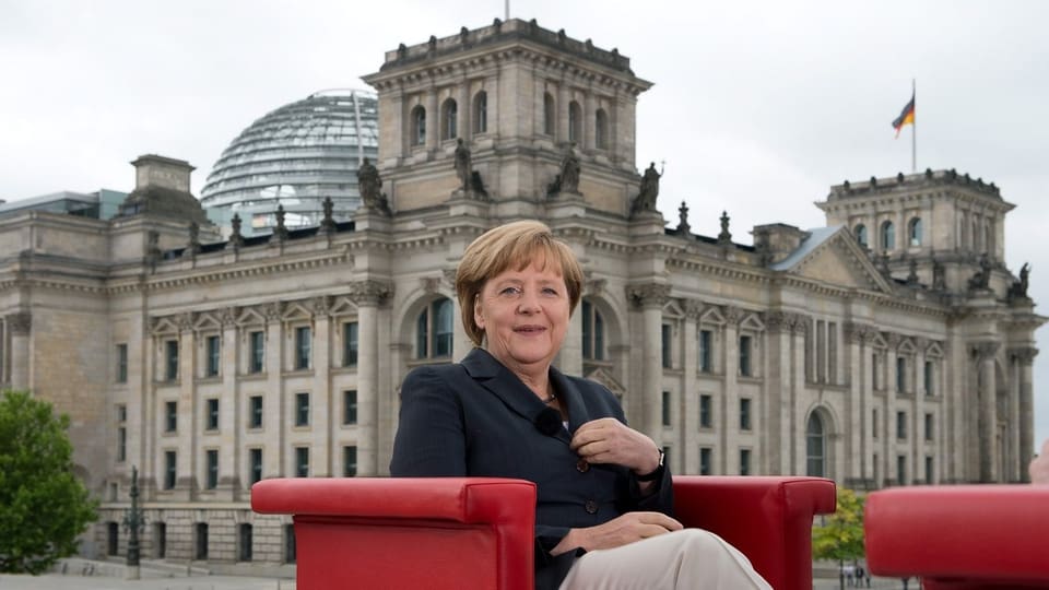 Bundeskanzlerin Angela Merkel vor dem Reichstag.