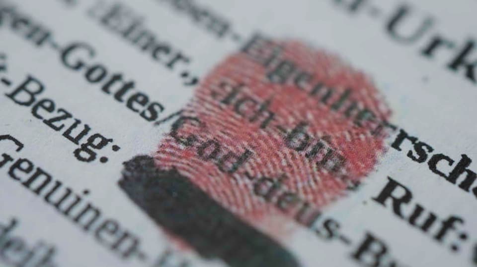 Roter Fingerabdruck auf einem Papier mit Text