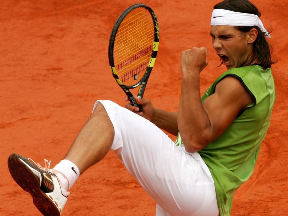 Nadal freut sich über seinen ersten Titelgewinn in Paris. 