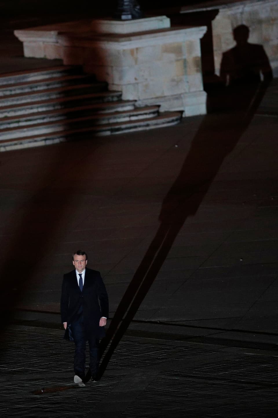 Macron bei seinem symbolischen Gang auf dem Vorplatz des Louvres.