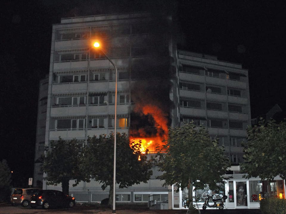 Nächtliche Aufnahme des Balkonbrandes in einem unteren Stockwerk des Hauses an der Hermesbühlstrasse in Solothurn. 