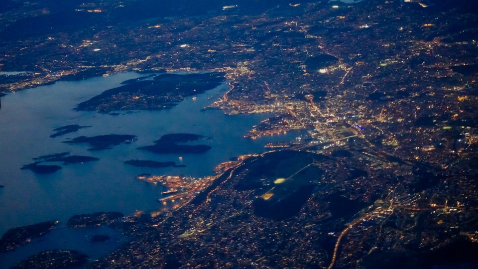 Blick auf die abendliche Bucht von Oslo aus dem Flugzeug.
