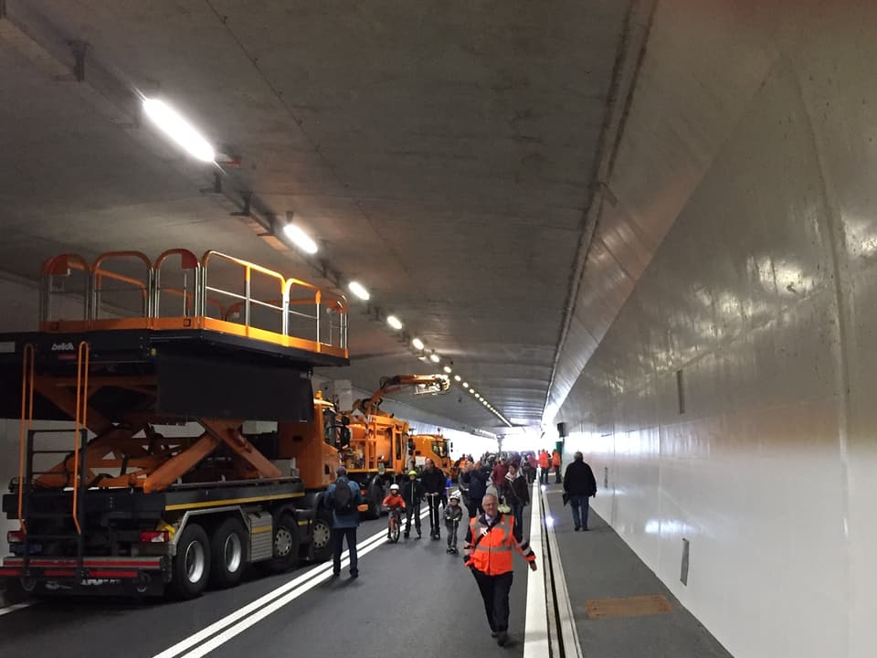 Menschen in Autobahntunnel