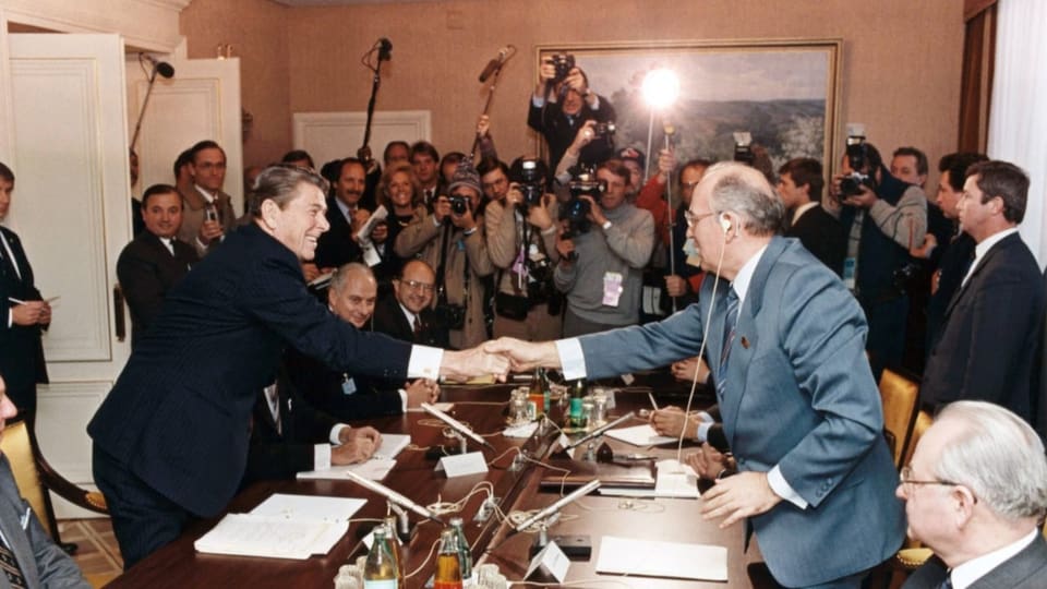 Gorbatschow und Reagan schütteln sich die Hand in Genf.