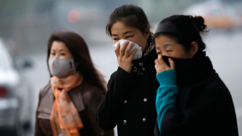 Chinesinnen mit Atemschutzmasken