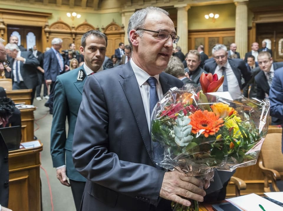 Guy Parmelin im Nationalratssaal mit Blumenstrauss.