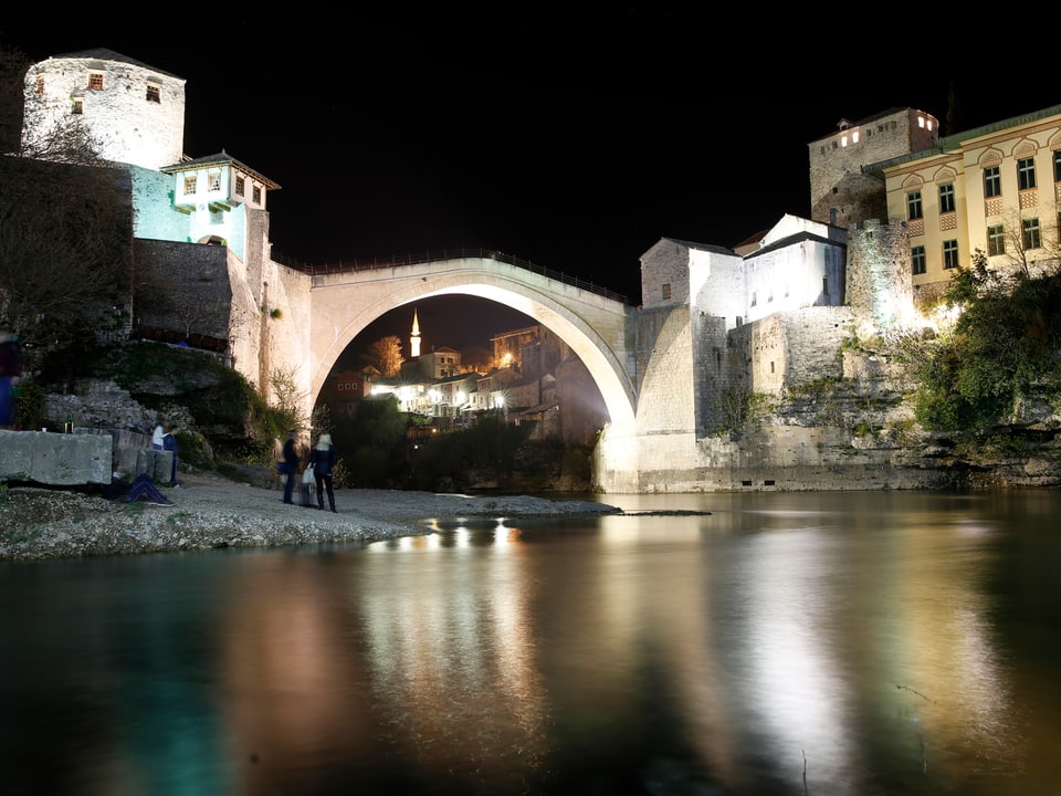 Die «Alte Brücke» in Mostar im Dunkeln von Scheinwerfern angeleuchtet.