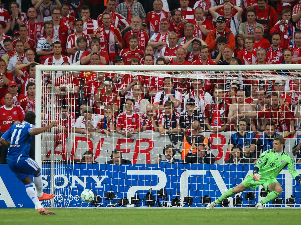 Didier Drogba versenkt den entscheidenden Elfmeter vor den Augen der Bayern-Fans.