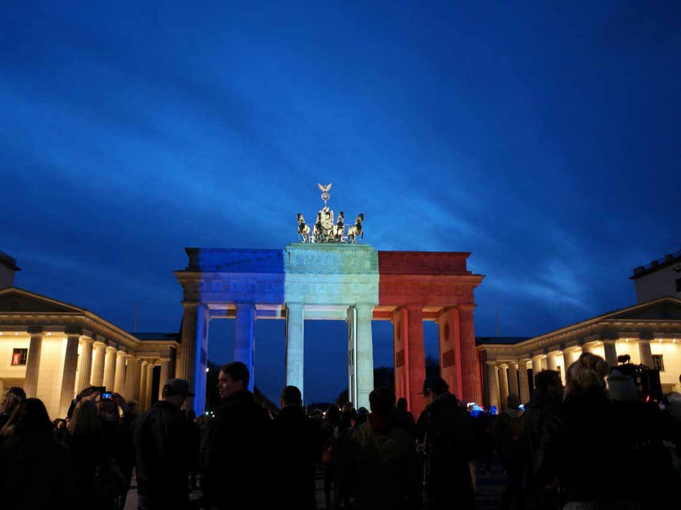 Das Brandenburger Tor in Berlin in den Farben der Trikolore