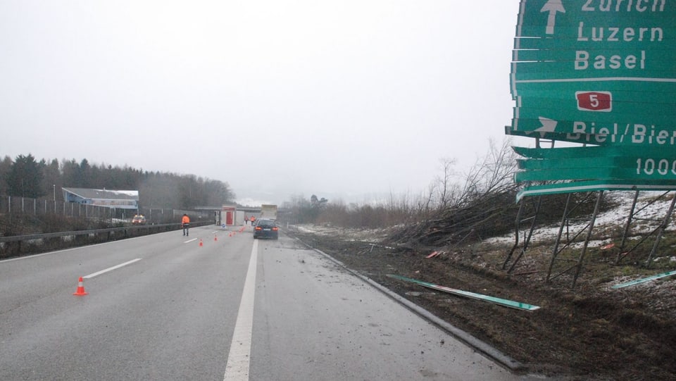 Demoliertes Verkehrsschild auf der A1 bei Subingen