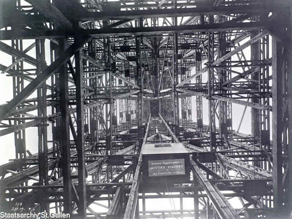 Diese Archivaufnahme zeigt die Stahlkonstruktion des Sitterviadukts im Dezember 1909.