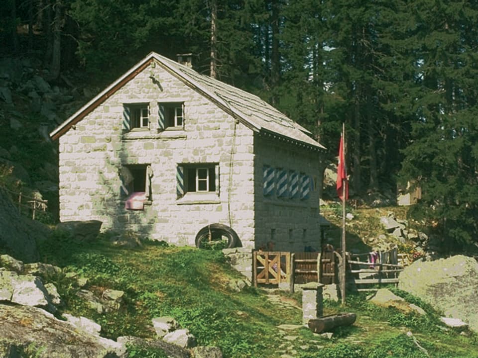 Blick auf die Treschhütte in den Urner Alpen