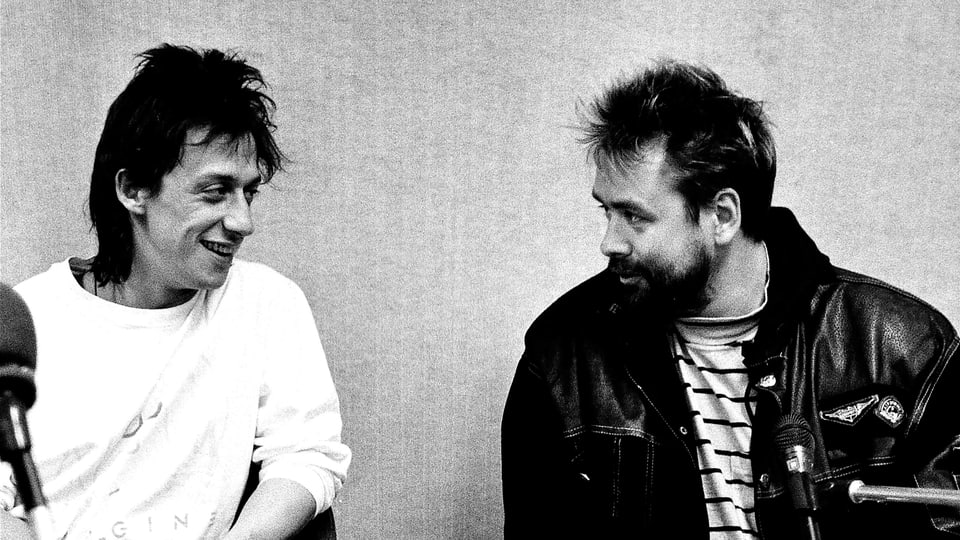 Eric Serra und Luc Besson im Tonstudio, im Vordergrund ein Mischpult