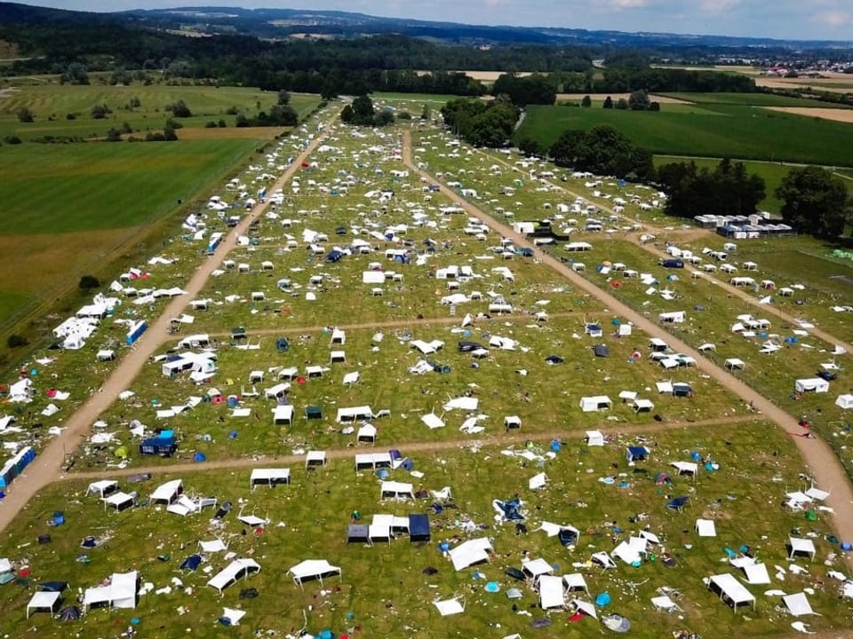 Zelte und Pavillons wurden nach dem Openair Frauenfeld einfach liegengelassen.