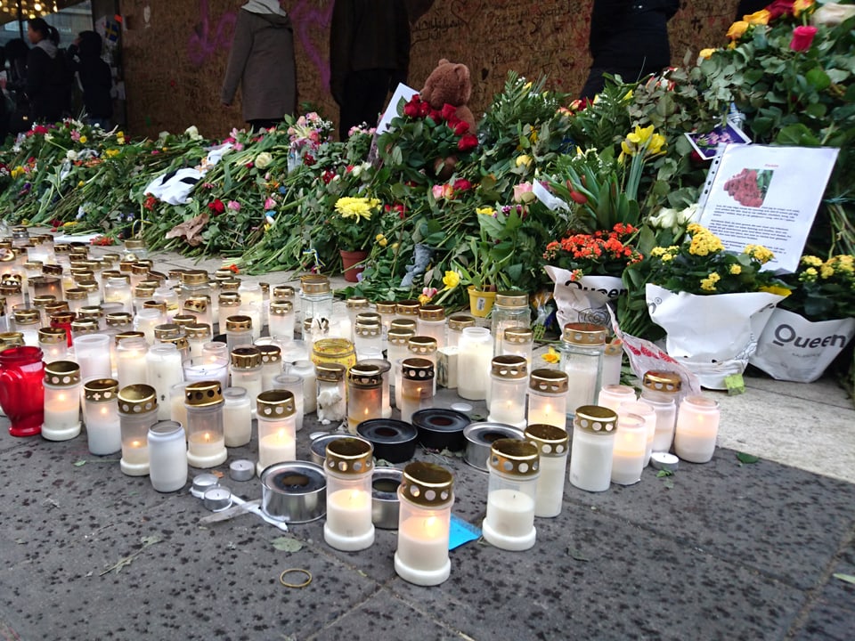 Kerzen und Blumen am Tatort