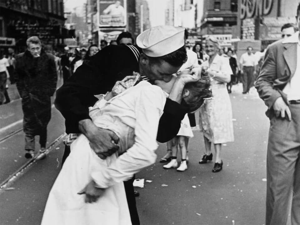 1945: Berühmter Kuss am Times Square. 