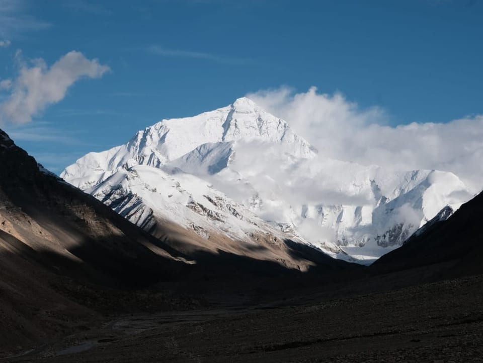 Blick auf den verschneiten Gipfel des Mount Everests.
