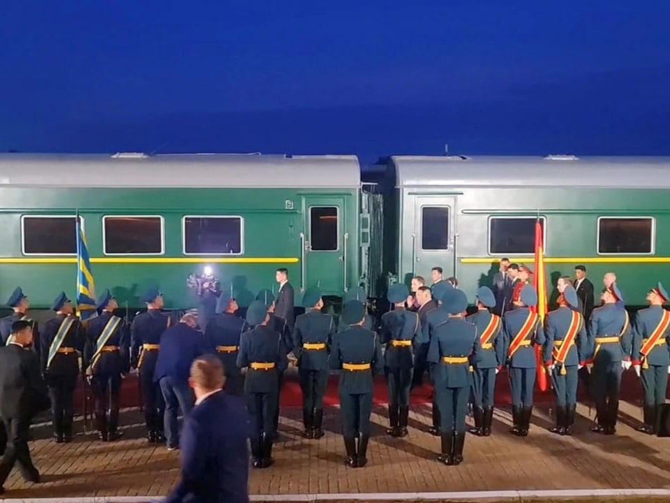 Soldiers in front of the train