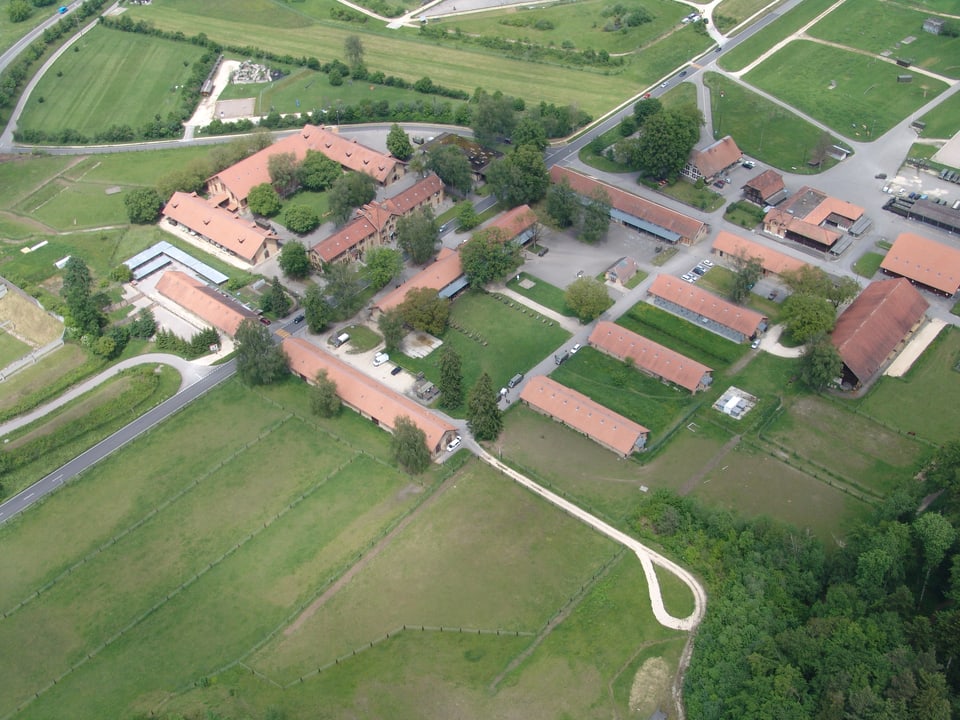 Das Kompetenzzentrum Veterinärdienst und Armeetiere mit Standort Sand-Schönbühl aus der Luft.